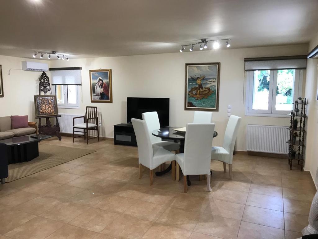 Lovely 2-Bedroom Apartment At Greek Riviera Vári Exterior foto